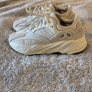 Yeezy 700 v2 Analog